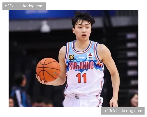 齐麟持球进攻镜头,新疆锋线新星战术地位提升。 齐麟持球进攻镜头,新疆锋线新星战术地位提升。