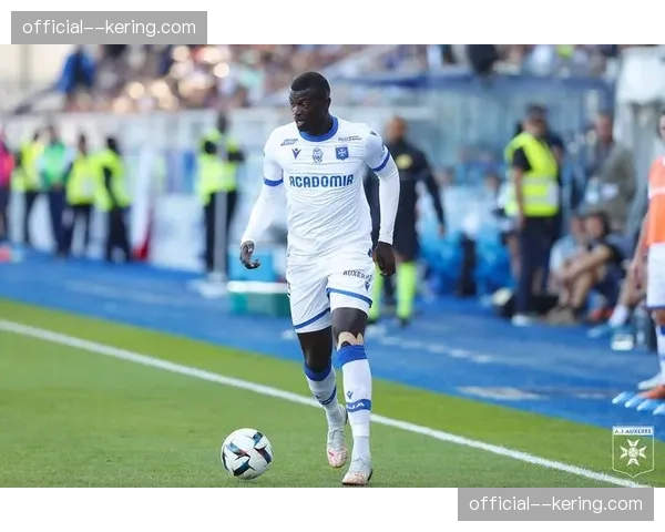 深陷转会传闻,里尔中场核心拒绝回应夏窗去向问题 深陷转会传闻,里尔中场核心拒绝回应夏窗去向问题